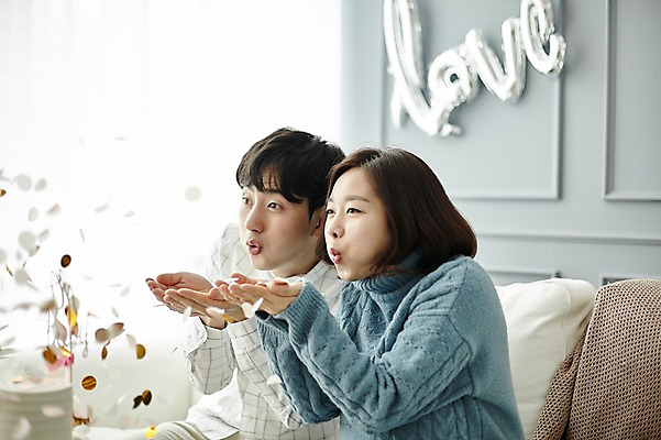 포토 JPG 부부 여자 남자 신혼부부 실내 사람 앉기 상반신 20대 성인 두명 옆모습 소파 파티 임산부 임신 한국인 불기 손모으기 부부라이프 성인만 베이비샤워 국내포토 라이프스타일 커플 뷰포인트 의자 모션 동양인 손짓 이벤트 청년 내부 신혼 파일형식