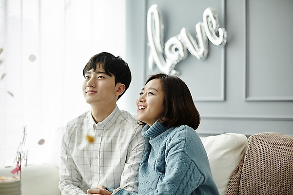 포토 JPG 부부 응시 여자 남자 신혼부부 실내 미소 웃음 사람 앉기 상반신 20대 성인 두명 옆모습 소파 파티 임산부 임신 한국인 즐거움 부부라이프 성인만 베이비샤워 국내포토 라이프스타일 커플 시선 감정 뷰포인트 의자 모션 표정 동양인 이벤트 청년 내부 신혼 파일형식