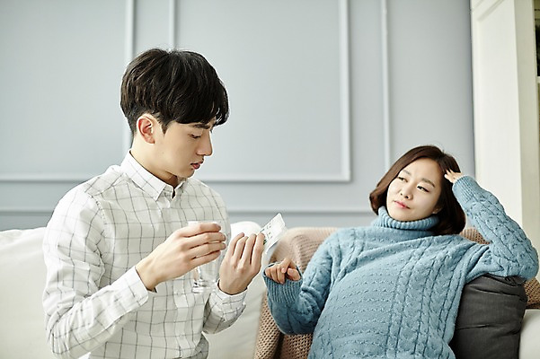 포토 JPG 부부 응시 여자 남자 신혼부부 실내 사람 앉기 상반신 20대 성인 두명 앞모습 옆모습 소파 약 임산부 임신 한국인 물컵 부부라이프 성인만 국내포토 라이프스타일 커플 시선 뷰포인트 의자 의학 모션 동양인 청년 내부 컵 신혼 파일형식