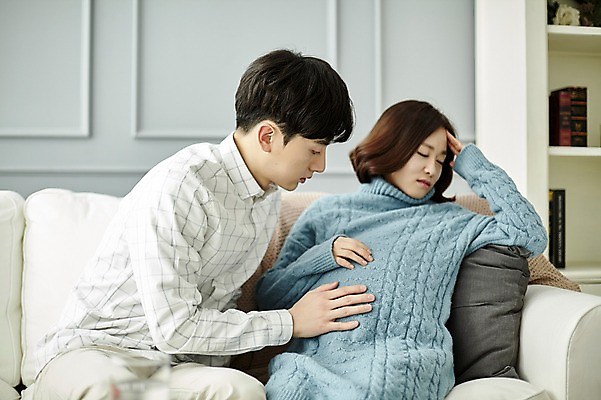 포토 JPG 부부 여자 남자 신혼부부 실내 사람 앉기 상반신 20대 성인 두명 앞모습 소파 눈감음 임산부 임신 고통 만지기 한국인 걱정 복부 부부라이프 성인만 참기 국내포토 라이프스타일 커플 감정 뷰포인트 의자 모션 동양인 청년 내부 신체부위 신혼 파일형식