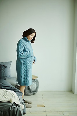 포토 JPG 전신 여자 실내 한명 서기 사람 20대 성인 옆모습 임산부 임신 만지기 한국인 침대 복부 부부라이프 성인여자한명만 국내포토 1 라이프스타일 뷰포인트 가구 모션 동양인 청년 내부 신체부위 여자한명만 성인여자만 파일형식