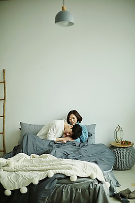 포토 JPG 부부 여자 남자 신혼부부 실내 미소 들기 사람 앉기 상반신 20대 성인 두명 앞모습 옆모습 책 기댐 임신 듣기 한국인 침대 태동 부부라이프 성인만 국내포토 라이프스타일 커플 뷰포인트 가구 모션 표정 동양인 청년 내부 신혼 파일형식