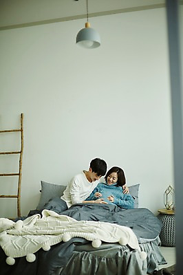 포토 JPG 부부 응시 여자 남자 신혼부부 실내 미소 사람 앉기 상반신 20대 성인 두명 앞모습 옆모습 기댐 임신 만지기 한국인 침대 복부 부부라이프 성인만 국내포토 라이프스타일 커플 시선 뷰포인트 가구 모션 표정 동양인 청년 내부 신체부위 신혼 파일형식