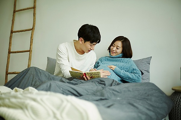 포토 JPG 부부 응시 여자 남자 신혼부부 실내 미소 사람 앉기 상반신 20대 성인 두명 옆모습 책 독서 기댐 임신 만지기 한국인 침대 태교 복부 부부라이프 성인만 국내포토 라이프스타일 커플 시선 뷰포인트 가구 모션 표정 동양인 청년 내부 신체부위 신혼 파일형식