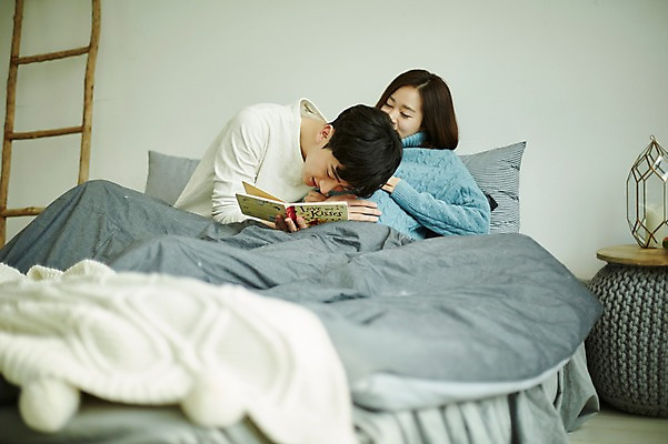 포토 JPG 부부 여자 남자 신혼부부 실내 미소 들기 사람 앉기 상반신 20대 성인 두명 옆모습 책 기댐 임신 듣기 한국인 침대 태동 부부라이프 성인만 국내포토 라이프스타일 커플 뷰포인트 가구 모션 표정 동양인 청년 내부 신혼 파일형식