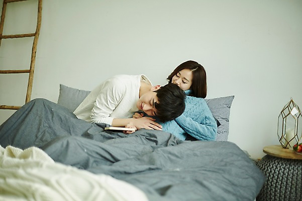 포토 JPG 부부 여자 남자 신혼부부 실내 미소 들기 사람 앉기 상반신 20대 성인 두명 옆모습 책 기댐 임신 듣기 한국인 침대 태동 부부라이프 성인만 국내포토 라이프스타일 커플 뷰포인트 가구 모션 표정 동양인 청년 내부 신혼 파일형식