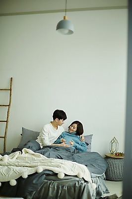 포토 JPG 부부 응시 여자 남자 신혼부부 실내 미소 사람 앉기 상반신 20대 성인 두명 옆모습 기댐 임산부 임신 만지기 한국인 침대 복부 부부라이프 성인만 국내포토 라이프스타일 커플 시선 뷰포인트 가구 모션 표정 동양인 청년 내부 신체부위 신혼 파일형식