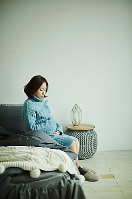 포토 JPG 전신 응시 여자 실내 한명 사람 앉기 20대 성인 옆모습 임산부 임신 만지기 한국인 침대 배 복부 부부라이프 성인여자한명만 국내포토 1 라이프스타일 시선 뷰포인트 가구 모션 동양인 청년 내부 신체부위 여자한명만 성인여자만 파일형식