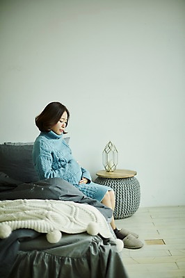 포토 JPG 전신 응시 여자 실내 한명 사람 앉기 20대 성인 옆모습 임산부 임신 만지기 한국인 침대 복부 부부라이프 성인여자한명만 국내포토 1 라이프스타일 시선 뷰포인트 가구 모션 동양인 청년 내부 신체부위 여자한명만 성인여자만 파일형식
