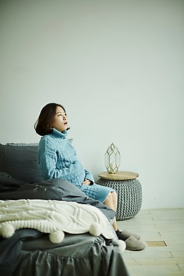 포토 JPG 전신 응시 여자 실내 한명 사람 앉기 20대 성인 옆모습 임산부 임신 만지기 한국인 침대 복부 부부라이프 성인여자한명만 국내포토 1 라이프스타일 시선 뷰포인트 가구 모션 동양인 청년 내부 신체부위 여자한명만 성인여자만 파일형식