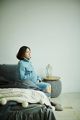 포토 JPG 전신 응시 여자 실내 한명 사람 앉기 20대 성인 옆모습 임산부 임신 만지기 한국인 침대 복부 부부라이프 성인여자한명만 국내포토 1 라이프스타일 시선 뷰포인트 가구 모션 동양인 청년 내부 신체부위 여자한명만 성인여자만 파일형식