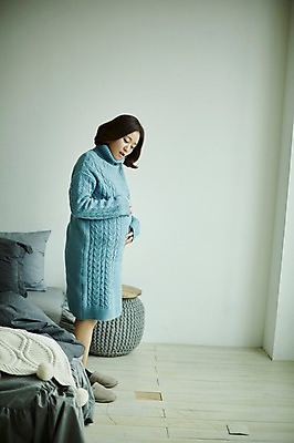 포토 JPG 전신 여자 실내 한명 서기 사람 20대 성인 옆모습 임산부 임신 만지기 한국인 침대 복부 부부라이프 성인여자한명만 국내포토 1 라이프스타일 뷰포인트 가구 모션 동양인 청년 내부 신체부위 여자한명만 성인여자만 파일형식