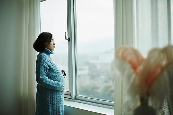 포토 JPG 응시 여자 창문 실내 한명 서기 사람 상반신 20대 성인 옆모습 임산부 임신 한국인 잡기 창가 복부 부부라이프 성인여자한명만 국내포토 1 라이프스타일 시선 뷰포인트 모션 동양인 청년 내부 신체부위 여자한명만 성인여자만 파일형식