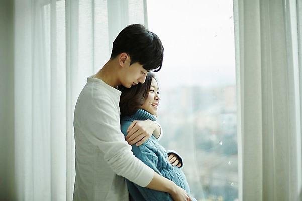 포토 JPG 부부 응시 여자 남자 창문 신혼부부 안기 서기 미소 사람 상반신 20대 성인 두명 옆모습 기댐 임신 한국인 창가 백허그 부부라이프 성인만 국내포토 라이프스타일 커플 시선 뷰포인트 모션 포옹 표정 동양인 청년 신혼 파일형식 관계 인종 생활
