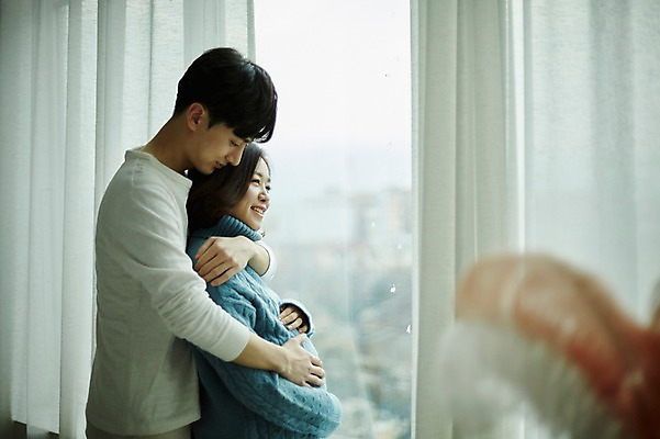 포토 JPG 부부 응시 여자 남자 창문 신혼부부 안기 서기 미소 사람 상반신 20대 성인 두명 옆모습 기댐 임신 만지기 한국인 커튼 배 창가 백허그 복부 부부라이프 성인만 국내포토 라이프스타일 커플 시선 뷰포인트 모션 포옹 표정 동양인 청년 신체부위 신혼 파일형식