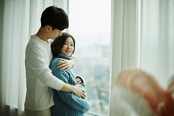 포토 JPG 부부 응시 여자 남자 창문 신혼부부 서기 미소 사람 상반신 20대 성인 두명 옆모습 임신 만지기 한국인 창가 백허그 복부 부부라이프 성인만 국내포토 라이프스타일 커플 시선 뷰포인트 모션 포옹 표정 동양인 청년 신체부위 신혼 파일형식