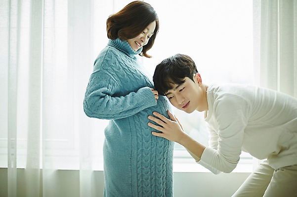 포토 JPG 부부 응시 여자 남자 창문 신혼부부 실내 서기 미소 사람 상반신 20대 성인 두명 옆모습 임신 듣기 만지기 한국인 창가 태동 복부 부부라이프 성인만 국내포토 라이프스타일 커플 시선 뷰포인트 모션 표정 동양인 청년 내부 신체부위 신혼 파일형식