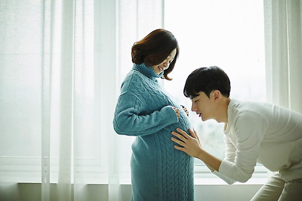 포토 JPG 부부 응시 여자 남자 창문 신혼부부 실내 서기 미소 사람 상반신 20대 성인 두명 옆모습 임신 만지기 한국인 창가 태동 복부 부부라이프 성인만 국내포토 라이프스타일 커플 시선 뷰포인트 모션 표정 동양인 청년 내부 신체부위 신혼 파일형식