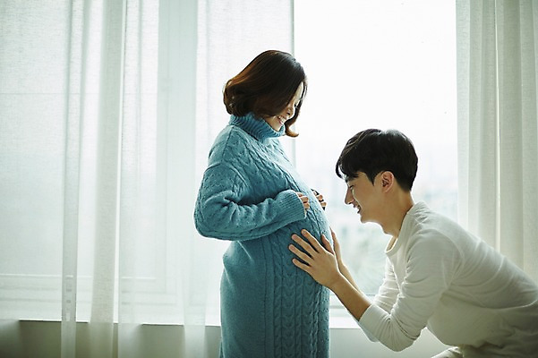 포토 JPG 부부 응시 여자 남자 신혼부부 실내 서기 미소 사람 상반신 20대 성인 두명 옆모습 임신 만지기 한국인 창가 복부 부부라이프 성인만 국내포토 라이프스타일 커플 시선 뷰포인트 창문 모션 표정 동양인 청년 내부 신체부위 신혼 파일형식