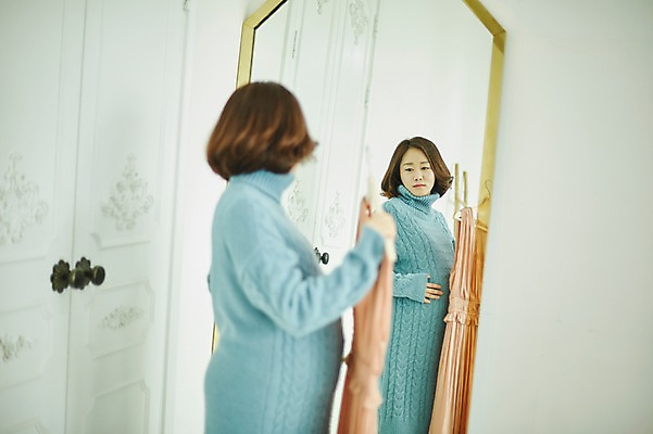 포토 JPG 응시 원피스 여자 실내 한명 서기 들기 사람 상반신 20대 성인 옆모습 임산부 임신 거울 한국인 배 복부 부부라이프 성인여자한명만 국내포토 1 라이프스타일 시선 옷 뷰포인트 모션 동양인 청년 내부 신체부위 여자한명만 성인여자만 파일형식