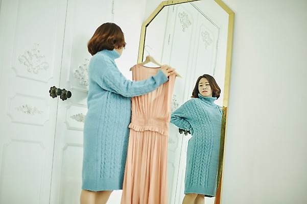 포토 JPG 응시 원피스 여자 실내 한명 서기 들기 사람 상반신 20대 성인 옆모습 임산부 임신 거울 한국인 배 복부 부부라이프 성인여자한명만 국내포토 1 라이프스타일 시선 옷 뷰포인트 모션 동양인 청년 내부 신체부위 여자한명만 성인여자만 파일형식