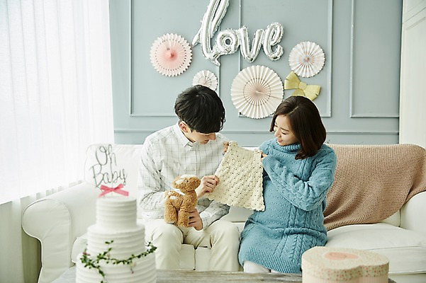 포토 JPG 부부 응시 여자 남자 인형 신혼부부 실내 미소 들기 사람 앉기 상반신 20대 성인 두명 앞모습 선물상자 소파 파티 케이크 임신 한국인 유아복 부부라이프 성인만 베이비샤워 국내포토 라이프스타일 커플 시선 옷 뷰포인트 의자 모션 디저트 표정 선물 동양인 이벤트 청년 내부 상자 아기용품 신혼 파일형식