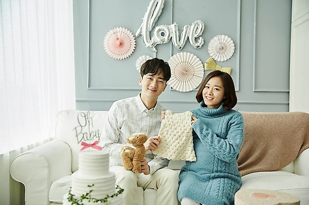 포토 JPG 부부 응시 여자 남자 인형 신혼부부 실내 미소 들기 사람 앉기 상반신 20대 성인 두명 앞모습 소파 파티 케이크 임신 한국인 유아복 부부라이프 성인만 베이비샤워 국내포토 라이프스타일 커플 시선 옷 뷰포인트 의자 모션 디저트 표정 동양인 이벤트 청년 내부 아기용품 신혼 파일형식