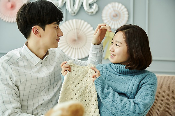 포토 JPG 부부 응시 여자 남자 신혼부부 실내 미소 들기 사람 앉기 상반신 20대 성인 두명 앞모습 소파 파티 마주보기 임신 한국인 유아복 부부라이프 성인만 베이비샤워 국내포토 라이프스타일 커플 시선 옷 뷰포인트 의자 모션 표정 동양인 이벤트 청년 내부 아기용품 신혼 파일형식