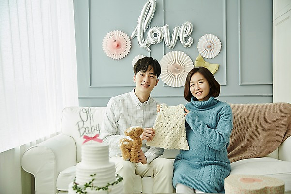 포토 JPG 부부 응시 여자 남자 신혼부부 실내 미소 들기 사람 앉기 상반신 20대 성인 두명 앞모습 소파 파티 케이크 임신 한국인 유아복 부부라이프 성인만 베이비샤워 국내포토 라이프스타일 커플 시선 옷 뷰포인트 의자 모션 디저트 표정 동양인 이벤트 청년 내부 아기용품 신혼 파일형식