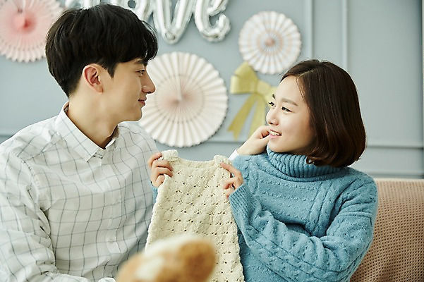 포토 JPG 부부 응시 여자 남자 신혼부부 실내 미소 들기 사람 앉기 상반신 20대 성인 두명 앞모습 옆모습 소파 파티 마주보기 임신 한국인 유아복 부부라이프 성인만 베이비샤워 국내포토 라이프스타일 커플 시선 옷 뷰포인트 의자 모션 표정 동양인 이벤트 청년 내부 아기용품 신혼 파일형식