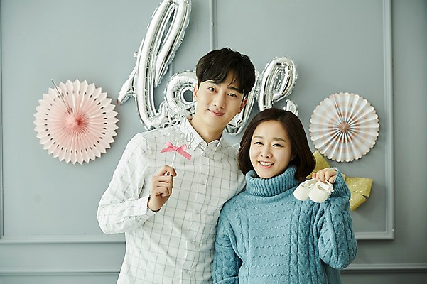 포토 JPG 부부 응시 여자 남자 리본 신혼부부 실내 미소 들기 사람 상반신 20대 성인 두명 앞모습 파티 임신 한국인 아기신발 부부라이프 성인만 베이비샤워 국내포토 라이프스타일 커플 시선 뷰포인트 신발 모션 표정 동양인 이벤트 청년 내부 아기용품 신혼 파일형식