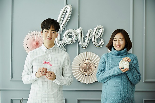 포토 JPG 부부 응시 여자 남자 신혼부부 실내 미소 들기 사람 상반신 20대 성인 두명 앞모습 파티 임신 아기용품 한국인 아기신발 부부라이프 성인만 베이비샤워 국내포토 라이프스타일 커플 시선 뷰포인트 신발 모션 표정 동양인 이벤트 청년 내부 오브젝트 신혼 파일형식