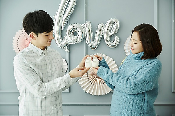 포토 JPG 부부 응시 여자 남자 신혼부부 실내 서기 미소 들기 사람 상반신 20대 성인 두명 옆모습 파티 임신 한국인 아기신발 부부라이프 성인만 베이비샤워 국내포토 라이프스타일 커플 시선 뷰포인트 신발 모션 표정 동양인 이벤트 청년 내부 아기용품 신혼 파일형식