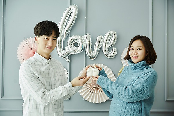 포토 JPG 부부 응시 여자 남자 신혼부부 실내 서기 미소 들기 사람 상반신 20대 성인 두명 옆모습 파티 임신 한국인 아기신발 부부라이프 성인만 베이비샤워 국내포토 라이프스타일 커플 시선 뷰포인트 신발 모션 표정 동양인 이벤트 청년 내부 아기용품 신혼 파일형식