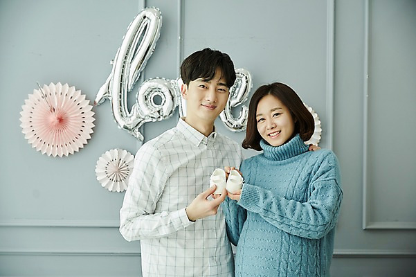 포토 JPG 부부 응시 여자 남자 신혼부부 실내 미소 들기 사람 상반신 20대 성인 두명 앞모습 파티 임신 한국인 아기신발 부부라이프 성인만 어깨에손 베이비샤워 국내포토 라이프스타일 커플 시선 뷰포인트 신발 모션 표정 동양인 이벤트 청년 내부 아기용품 신혼 파일형식