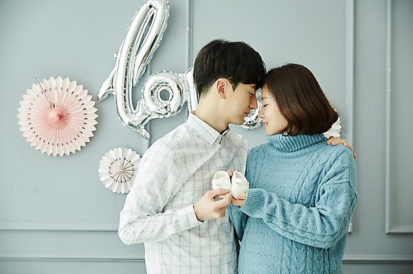 포토 JPG 부부 여자 남자 신혼부부 실내 미소 들기 사람 상반신 20대 성인 두명 옆모습 파티 마주보기 눈감음 임신 한국인 아기신발 이마맞대기 부부라이프 성인만 베이비샤워 국내포토 라이프스타일 커플 뷰포인트 신발 모션 표정 동양인 이벤트 청년 내부 아기용품 신혼 얼굴맞대기 파일형식