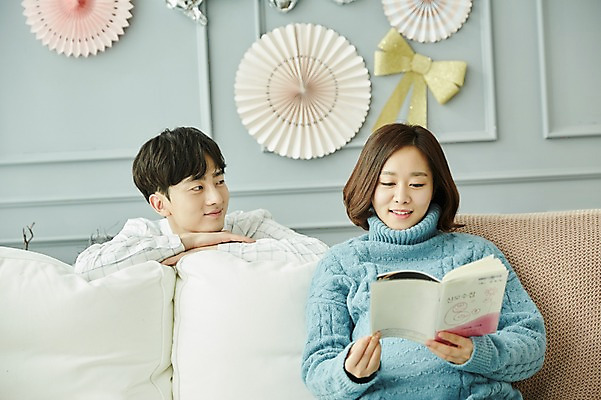 포토 JPG 부부 응시 여자 남자 신혼부부 실내 미소 사람 앉기 상반신 20대 성인 두명 앞모습 소파 파티 임신 한국인 산모수첩 부부라이프 성인만 베이비샤워 국내포토 라이프스타일 커플 시선 뷰포인트 의자 모션 표정 동양인 이벤트 청년 내부 다이어리 신혼 파일형식