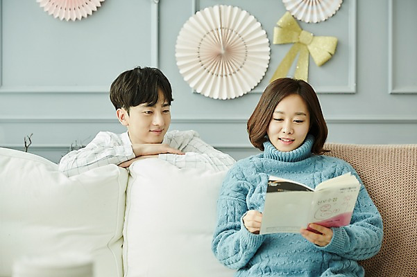 포토 JPG 부부 응시 여자 남자 신혼부부 실내 미소 사람 앉기 상반신 20대 성인 두명 앞모습 소파 파티 임신 한국인 산모수첩 부부라이프 성인만 베이비샤워 국내포토 라이프스타일 커플 시선 뷰포인트 의자 모션 표정 동양인 이벤트 청년 내부 다이어리 신혼 파일형식