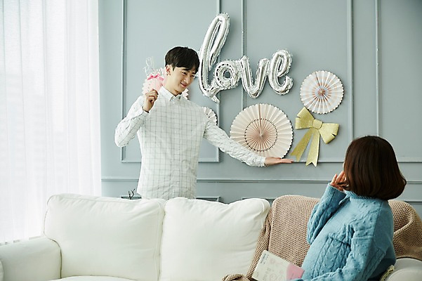 포토 JPG 부부 응시 여자 남자 신혼부부 실내 서기 미소 사람 앉기 상반신 20대 성인 두명 옆모습 소파 파티 놀람 임신 한국인 즐거움 준비 부부라이프 성인만 베이비샤워 국내포토 라이프스타일 커플 시선 감정 뷰포인트 의자 모션 표정 동양인 이벤트 청년 내부 신혼 파일형식