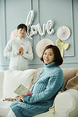 포토 JPG 부부 응시 여자 남자 신혼부부 실내 서기 미소 사람 앉기 상반신 20대 성인 두명 앞모습 옆모습 소파 파티 임신 한국인 즐거움 산모수첩 부부라이프 성인만 베이비샤워 국내포토 라이프스타일 커플 시선 감정 뷰포인트 의자 모션 표정 동양인 이벤트 청년 내부 다이어리 신혼 파일형식