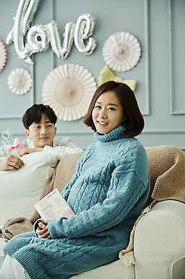 포토 JPG 부부 응시 여자 남자 신혼부부 실내 미소 사람 앉기 상반신 20대 성인 두명 앞모습 옆모습 소파 파티 임신 한국인 산모수첩 부부라이프 성인만 베이비샤워 국내포토 라이프스타일 커플 시선 뷰포인트 의자 모션 표정 동양인 이벤트 청년 내부 다이어리 신혼 파일형식