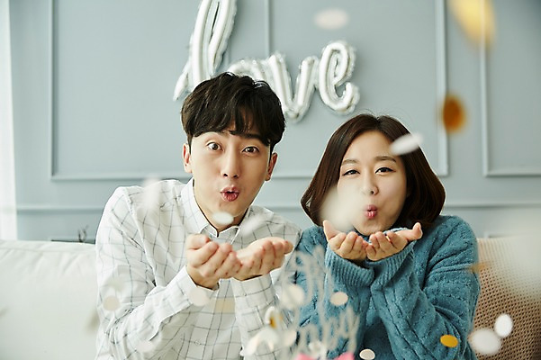 포토 JPG 부부 응시 여자 남자 신혼부부 실내 미소 사람 앉기 상반신 20대 성인 두명 앞모습 소파 파티 임신 한국인 불기 손내밀기 즐거움 부부라이프 성인만 베이비샤워 국내포토 라이프스타일 커플 시선 감정 뷰포인트 의자 모션 표정 동양인 손짓 이벤트 청년 내부 신혼 파일형식