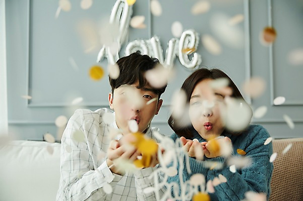 포토 JPG 부부 여자 남자 신혼부부 실내 미소 사람 앉기 상반신 20대 성인 두명 앞모습 소파 임신 한국인 불기 부부라이프 성인만 베이비샤워 국내포토 라이프스타일 커플 뷰포인트 의자 모션 표정 동양인 이벤트 청년 내부 신혼 파일형식