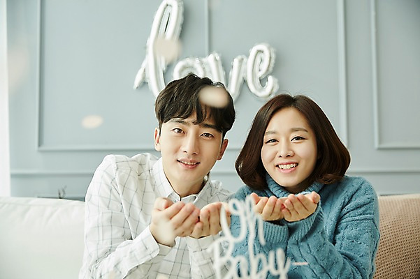 포토 JPG 부부 응시 여자 남자 신혼부부 실내 미소 사람 앉기 상반신 20대 성인 두명 앞모습 소파 파티 임산부 임신 한국인 출산 손내밀기 부부라이프 성인만 베이비샤워 국내포토 라이프스타일 커플 시선 뷰포인트 의자 모션 표정 동양인 손짓 이벤트 청년 내부 신혼 파일형식