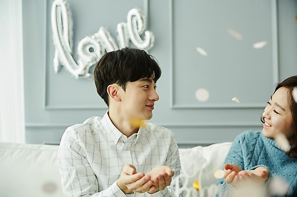 포토 JPG 부부 응시 여자 남자 신혼부부 실내 미소 사람 앉기 상반신 20대 성인 두명 앞모습 소파 파티 마주보기 임산부 임신 한국인 출산 손내밀기 즐거움 부부라이프 성인만 베이비샤워 국내포토 라이프스타일 커플 시선 감정 뷰포인트 의자 모션 표정 동양인 손짓 이벤트 청년 내부 신혼 파일형식