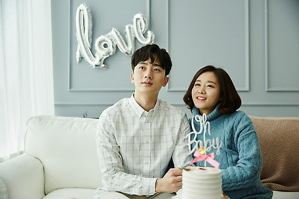 포토 JPG 부부 응시 여자 남자 신혼부부 실내 미소 사람 앉기 상반신 20대 성인 두명 앞모습 소파 파티 케이크 임산부 임신 한국인 출산 부부라이프 성인만 베이비샤워 국내포토 라이프스타일 커플 시선 뷰포인트 의자 모션 디저트 표정 동양인 이벤트 청년 내부 신혼 파일형식
