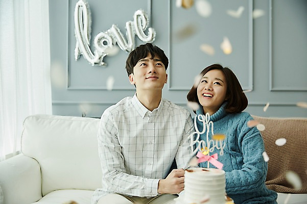 포토 JPG 부부 응시 여자 남자 신혼부부 실내 미소 웃음 사람 앉기 상반신 20대 성인 두명 앞모습 소파 파티 케이크 임산부 임신 한국인 출산 즐거움 부부라이프 성인만 베이비샤워 국내포토 라이프스타일 커플 시선 감정 뷰포인트 의자 모션 디저트 표정 동양인 이벤트 청년 내부 신혼 파일형식