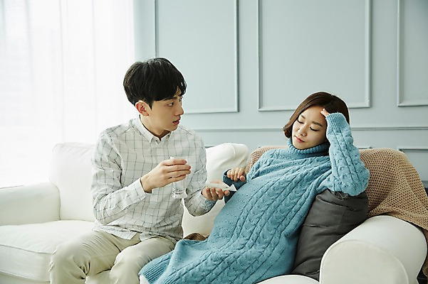 포토 JPG 부부 응시 여자 남자 신혼부부 실내 사람 앉기 상반신 20대 성인 두명 옆모습 소파 약 놀람 임신 고통 한국인 물컵 부부라이프 성인만 베이비샤워 국내포토 라이프스타일 커플 시선 감정 뷰포인트 의자 의학 모션 표정 동양인 이벤트 청년 내부 컵 신혼 파일형식