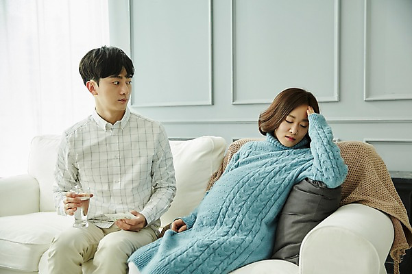 포토 JPG 부부 응시 여자 남자 신혼부부 실내 사람 앉기 상반신 20대 성인 두명 옆모습 소파 약 눈감음 임신 고통 한국인 물컵 걱정 부부라이프 성인만 베이비샤워 국내포토 라이프스타일 커플 시선 감정 뷰포인트 의자 의학 모션 동양인 이벤트 청년 내부 컵 신혼 파일형식