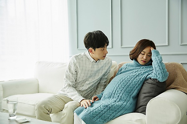 포토 JPG 부부 응시 여자 남자 신혼부부 실내 사람 앉기 상반신 20대 성인 두명 옆모습 소파 약 눈감음 놀람 임신 고통 한국인 물컵 걱정 부부라이프 성인만 베이비샤워 국내포토 라이프스타일 커플 시선 감정 뷰포인트 의자 의학 모션 표정 동양인 이벤트 청년 내부 컵 신혼 파일형식